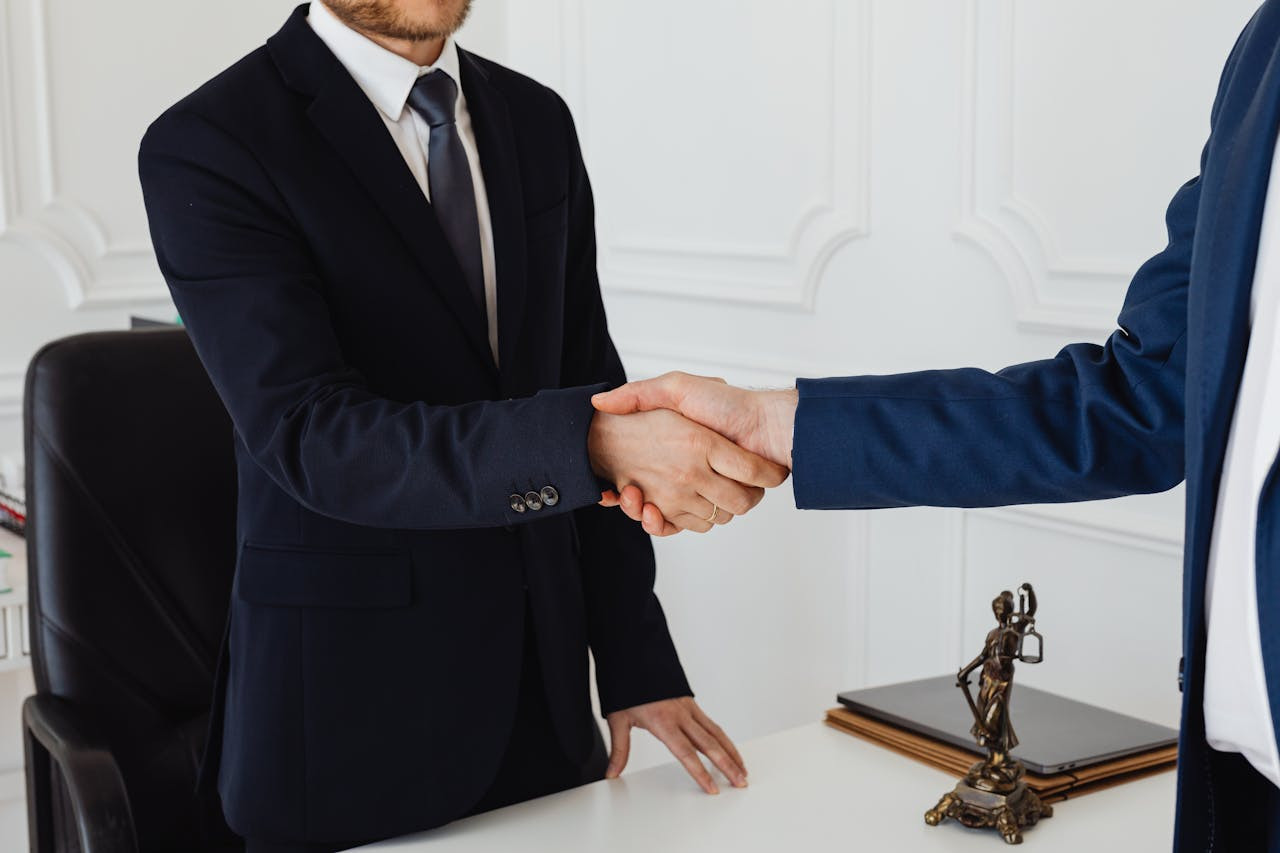 أسباب تجعلك تعمل مع محامٍ متخصص في مسائل التداول عبر الإنترنت تعرف عليها